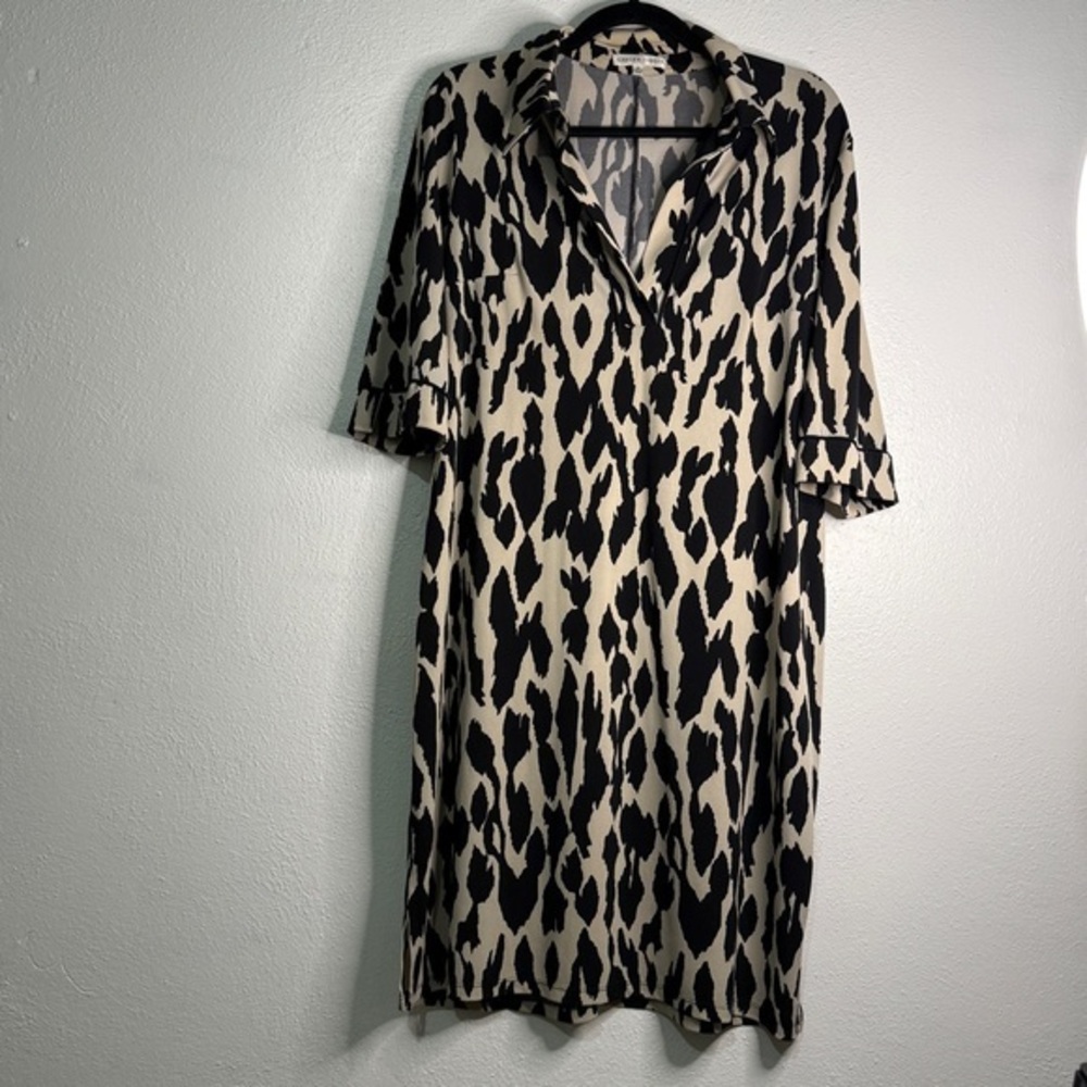 Sandra Darren Black and Cream Animal Print Shift Dress. Sz 10.